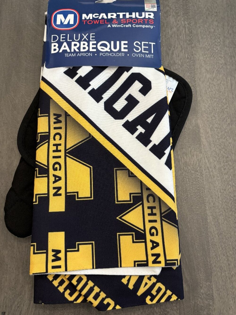 University of Michigan BBQ set: Apron, Pot Holder, and Oven Mitt-NEW